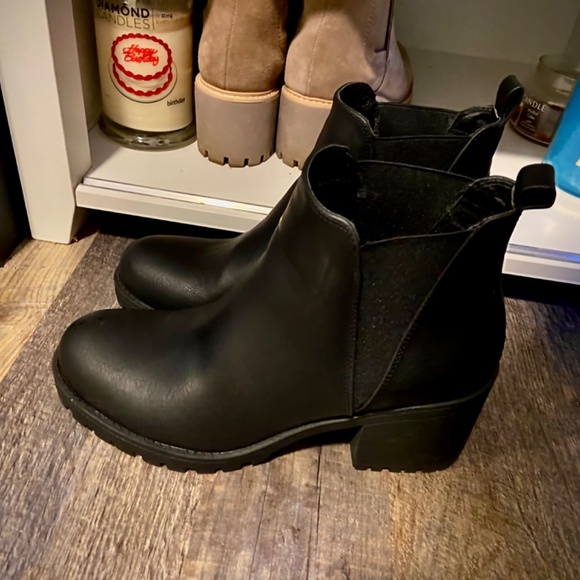 NWOT Black booties size 8.5 women’s- only worn once - Picture 5 of 5